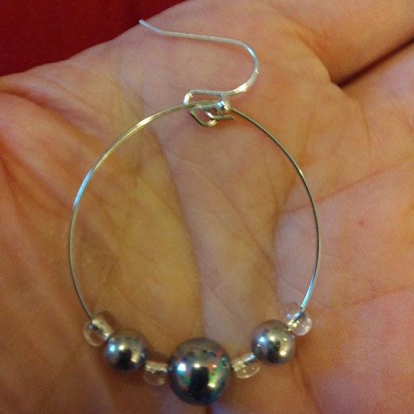 THREE PAIR HAND CRAFTED EARRINGS - Picture 4 of 8